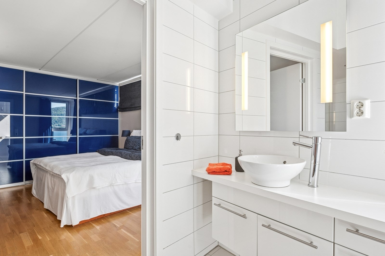 Bad i tilknytning til hovedsoverom er flislagt med lun varme i gulvet Galleribilde