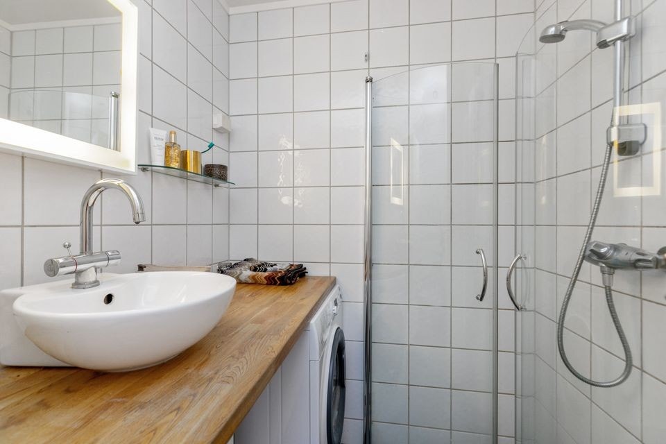 Pent flislagt bad med varmekabler. Vaskemaskin medfølger Galleribilde