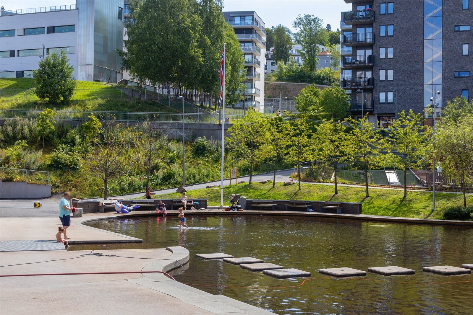 Lodalsparken ligger i nærheten, hvor man på sommeren kan bade og på vinteren stå på skøyter. Galleribilde