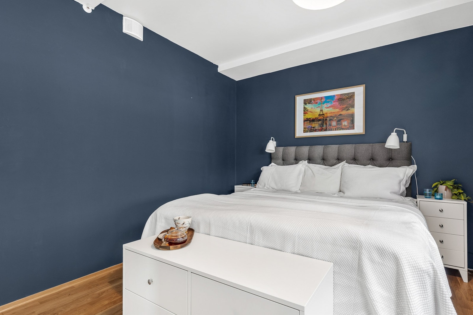 Rommet er malt i en stilfull nyanse som passer perfekt på soverommet. Galleribilde