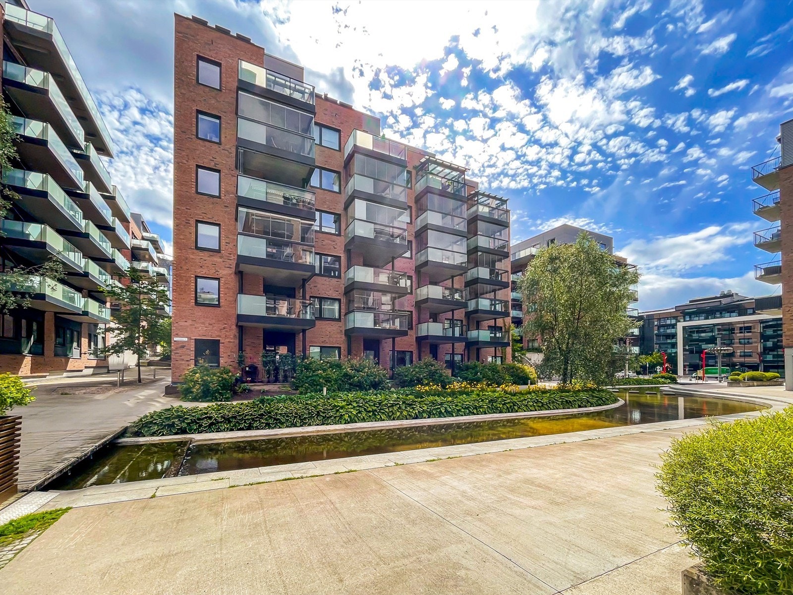 Leiligheten ligger midt i Kværnebyen og har umiddelbar nærhet til både Kiwi og Åpent Bakeri. Galleribilde