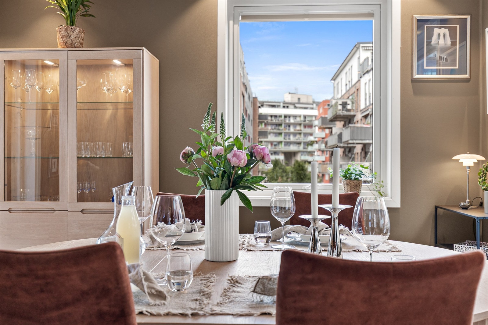 Det er også plass til et spisebord i et av rommets flere soner. Galleribilde