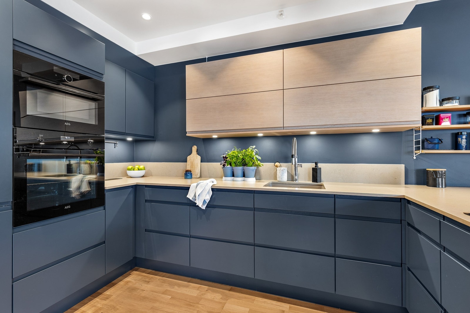 Kjøkkeninnredningen er med glatte fronter og benkeplate av stein med underlimt vaskekum. Galleribilde