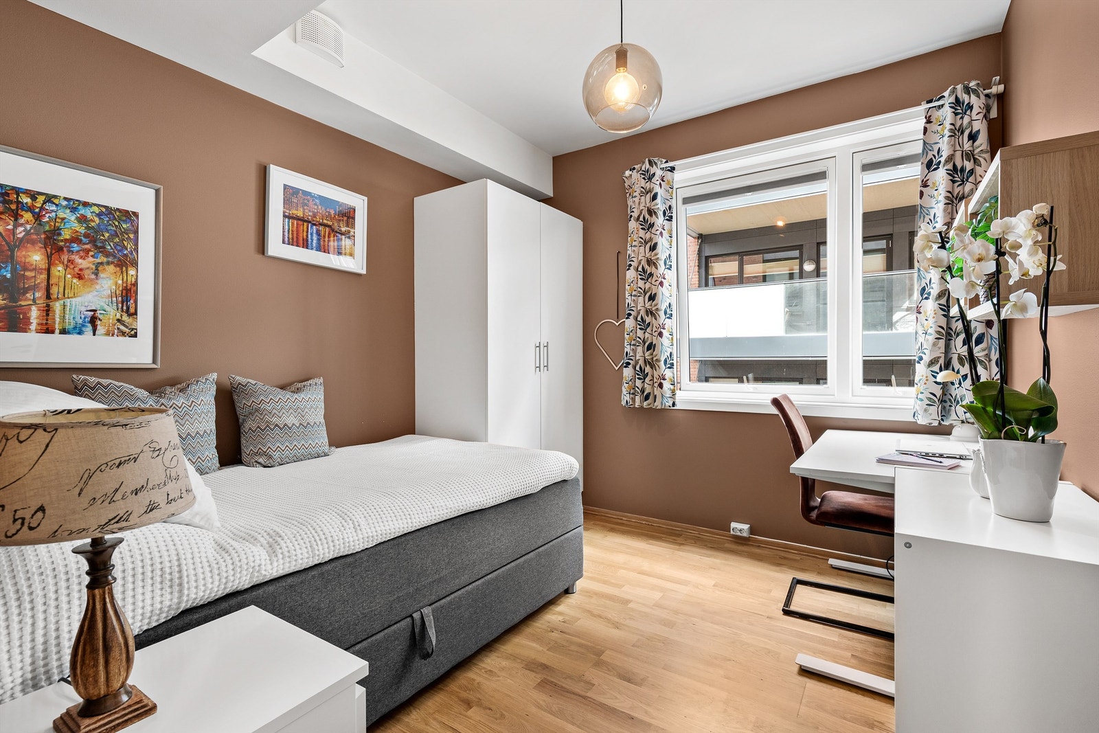 Boligens andre soverom er også av god størrelse med plass til seng, nattbord, skrivepult og klesskap. Galleribilde