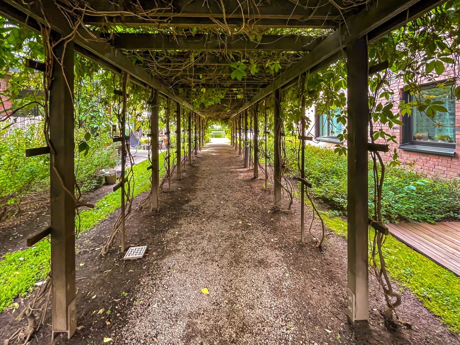 Fellesarealet er pent opparbeidet med beplantinger og benker. Galleribilde