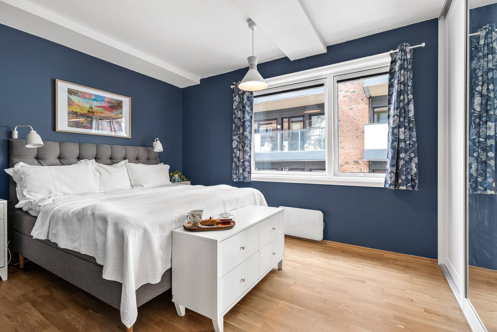 Hovedsoverommet er av god størrelse med plass til dobbeltseng, tilhørende nattbord og kommode. Galleribilde