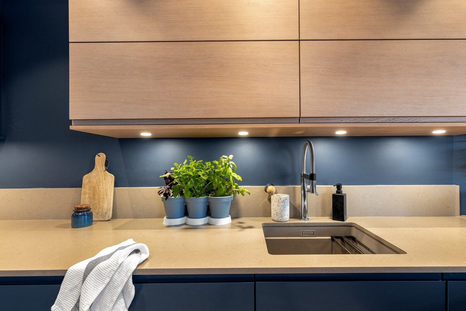 Av integrerte hvitevarer er det induksjonstopp, stekeovn, micro, oppvaskmaskin og kombinert kjøleskap med fryser. Galleribilde