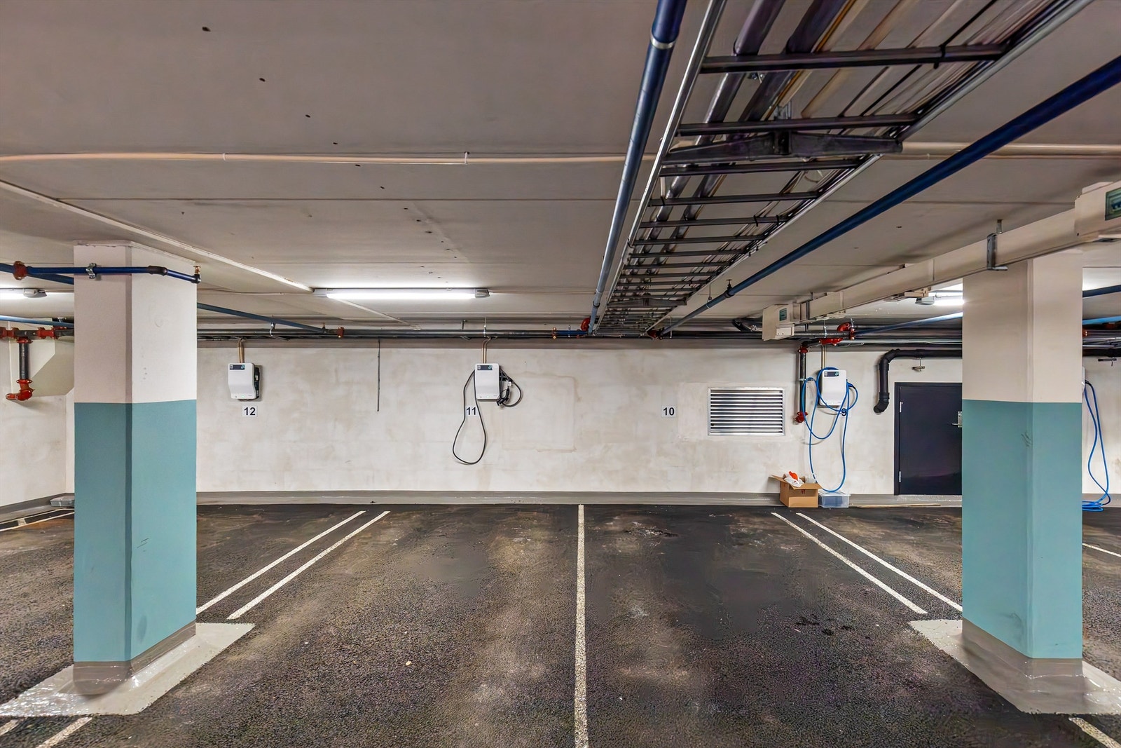 I garasjekjelleren er det egen garasjeplass med montert ladeboks. Galleribilde