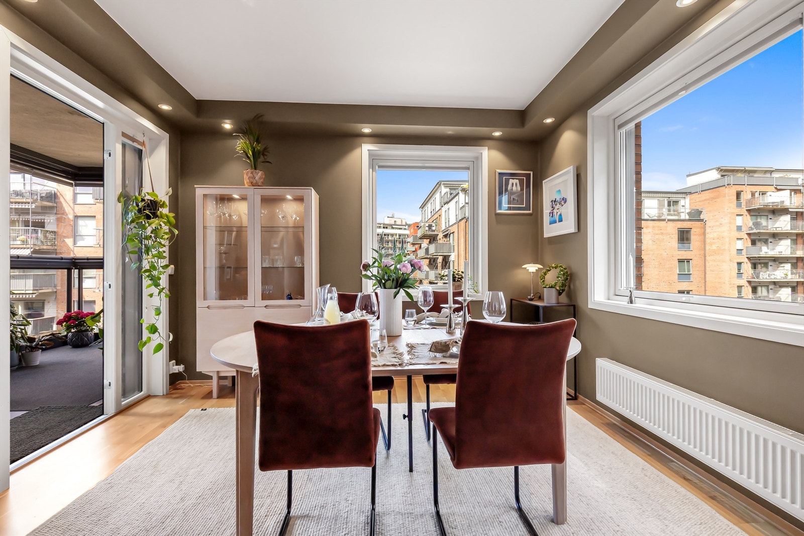 Med lysinnslipp fra flere sider får man en luftig og åpen romfølelse. Her er det utgang til den romslige balkongen. Galleribilde