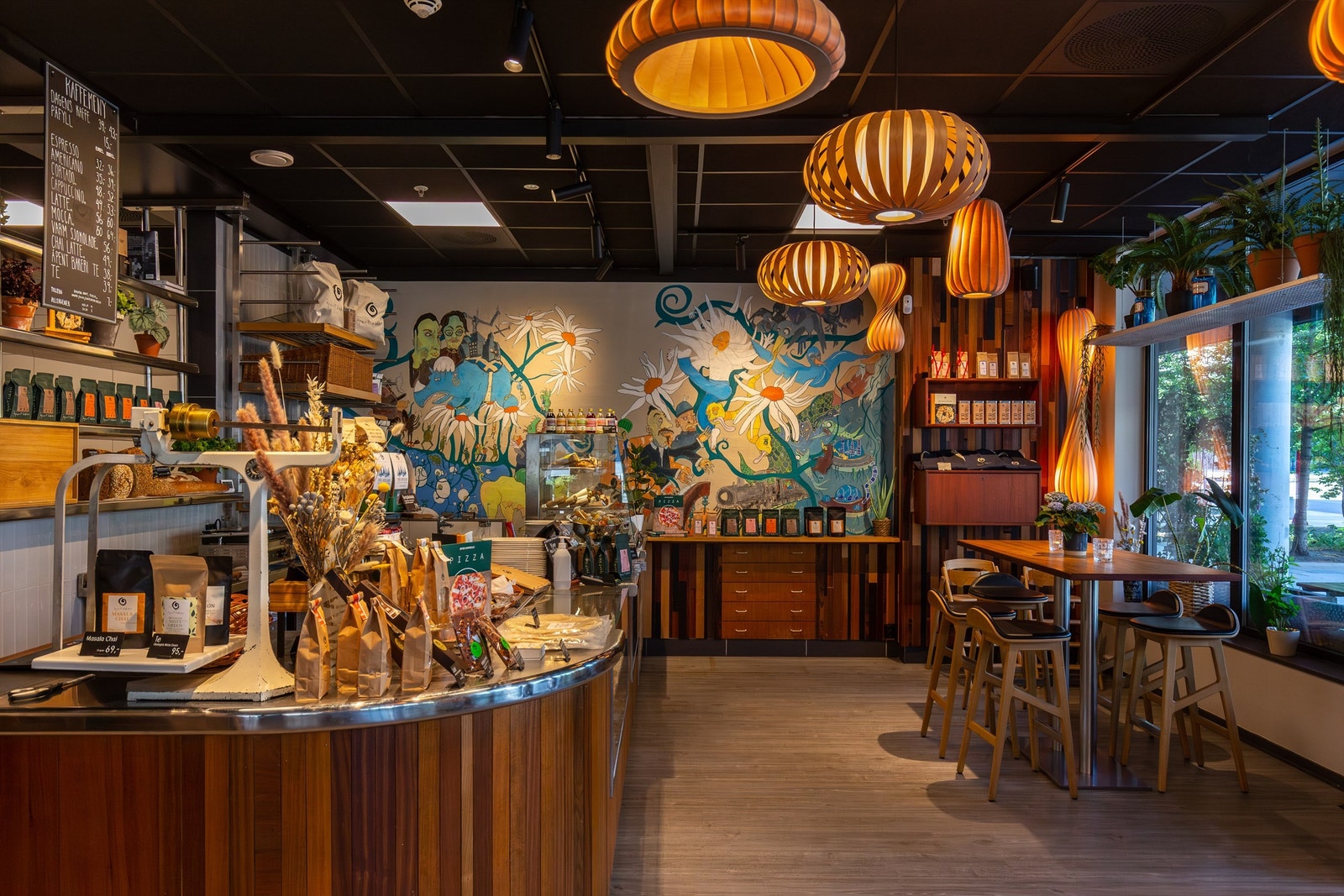 Det er flere servicetilbud i området, blant annet Åpent Bakeri med od kaffe og andre fristelser, som ligger i gangavstand fra leiligheten. Galleribilde