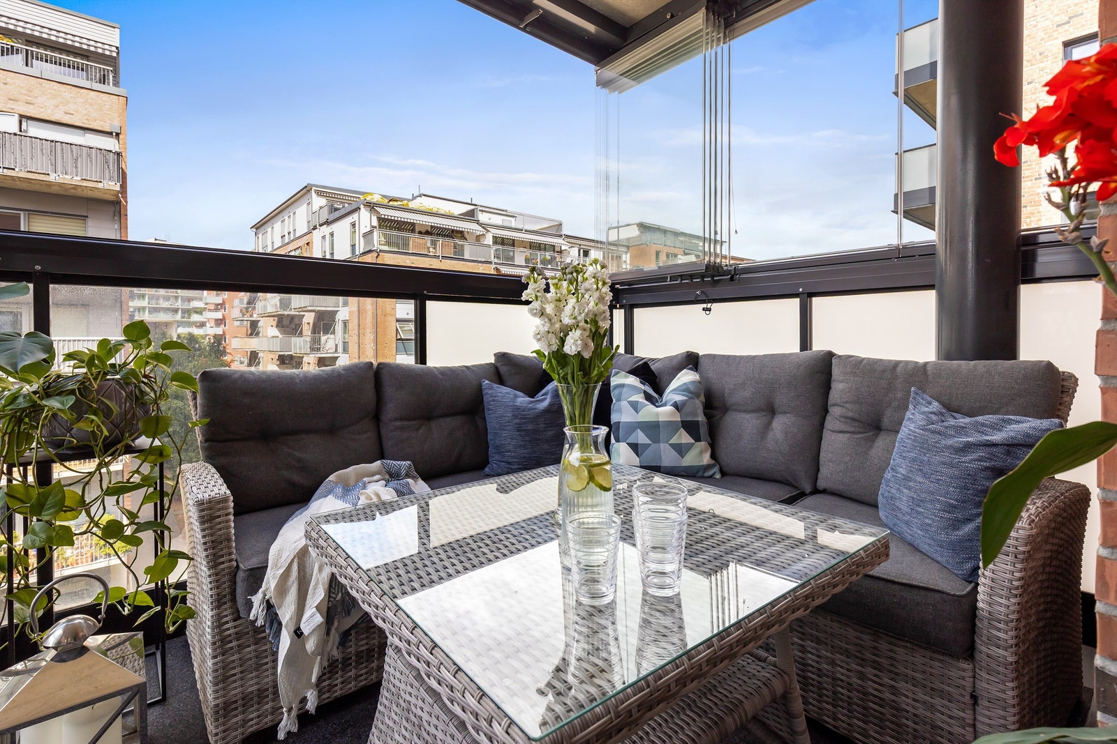 Balkongen er innglasset, noe som forlenger bruken til større deler av året. Galleribilde