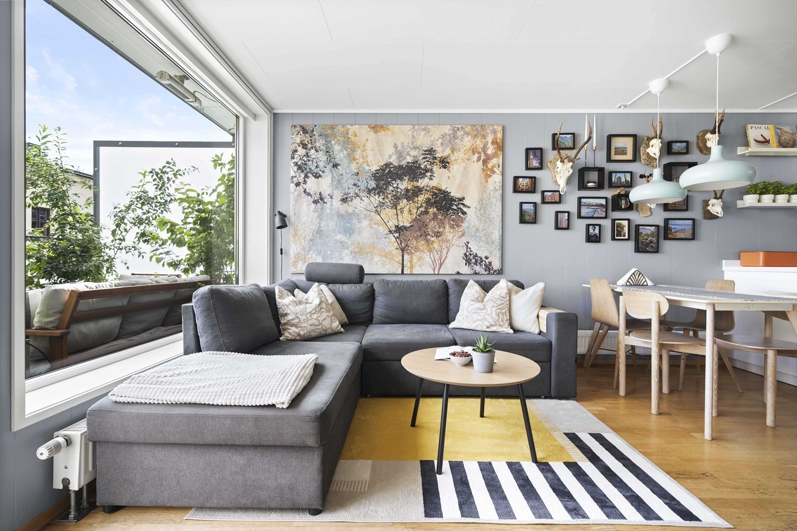 Det er god plass til sofagruppe, tv-møbler og spisebord i stuen Galleribilde