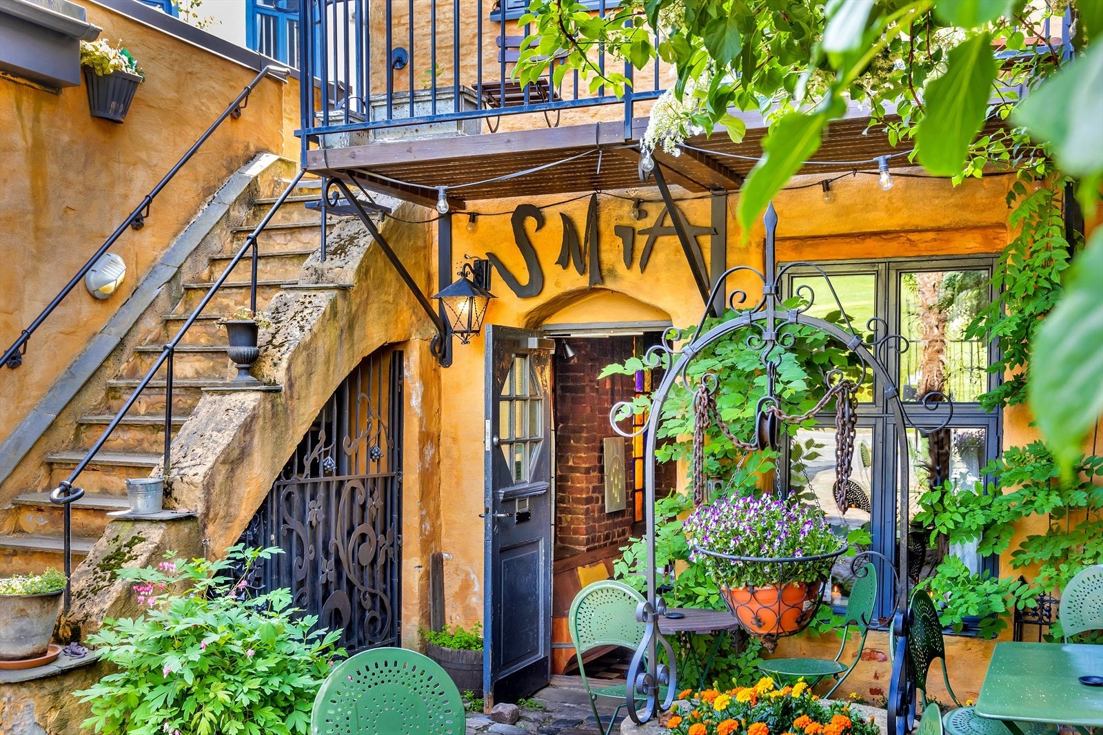 Galleri Smia er rett rundt hjørnet, med uteservering og gamle lokaler med fantastisk atmosfære Galleribilde