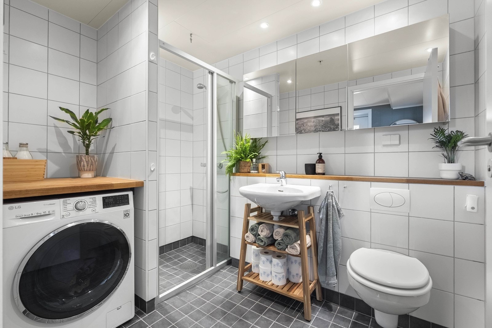 Pent flislagt bad med gulvvarme, downlights i taket og opplegg for vaskemaskin Galleribilde