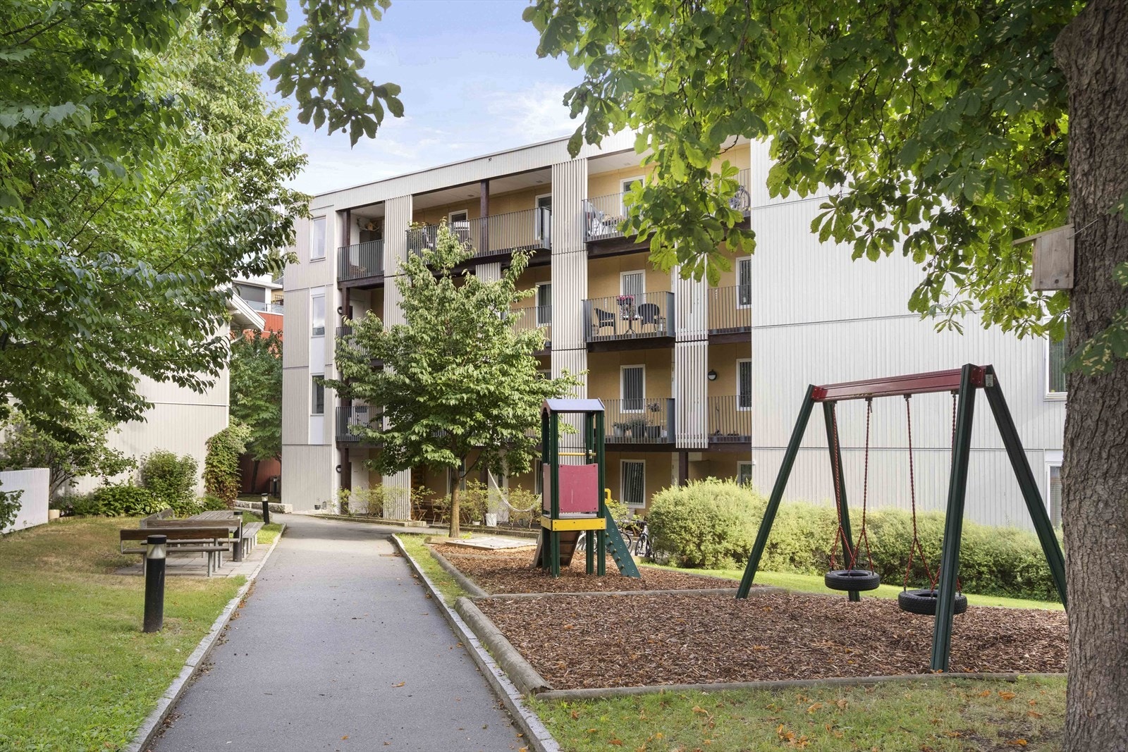 Hyggelige fellesområder med sittegrupper og lekeplass Galleribilde