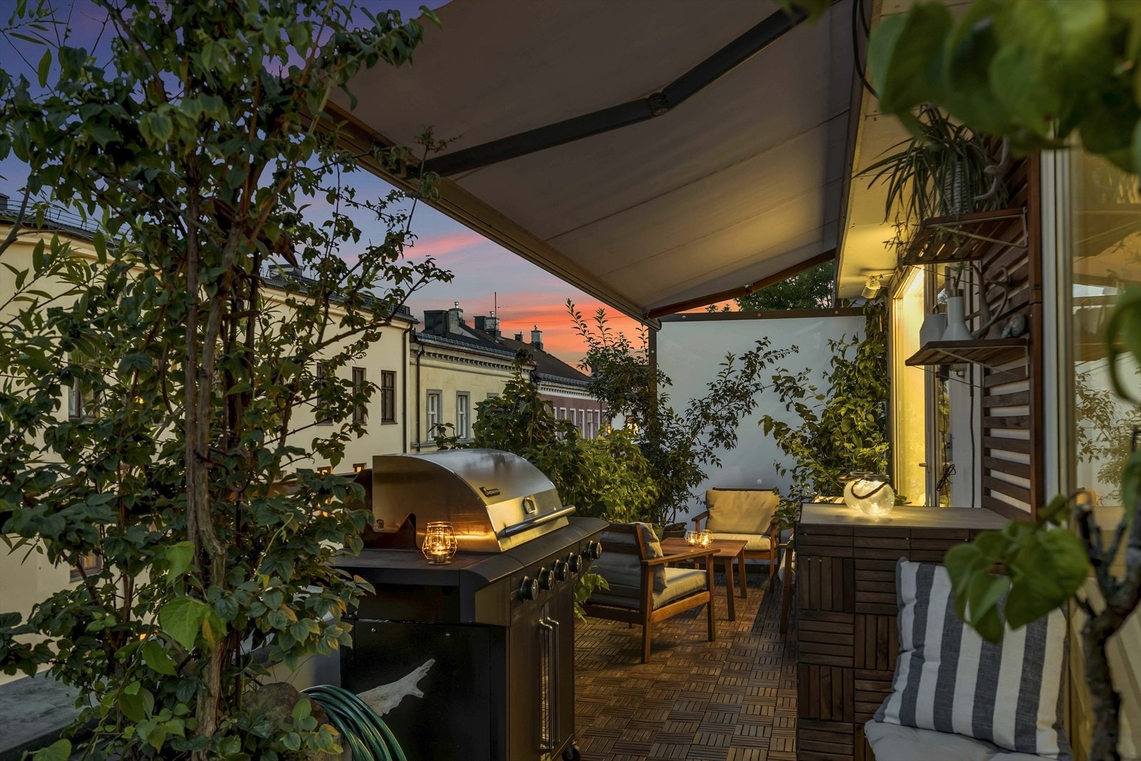 Det er god plass til å samle venner og familie til sosiale sammenkomster på balkongen Galleribilde