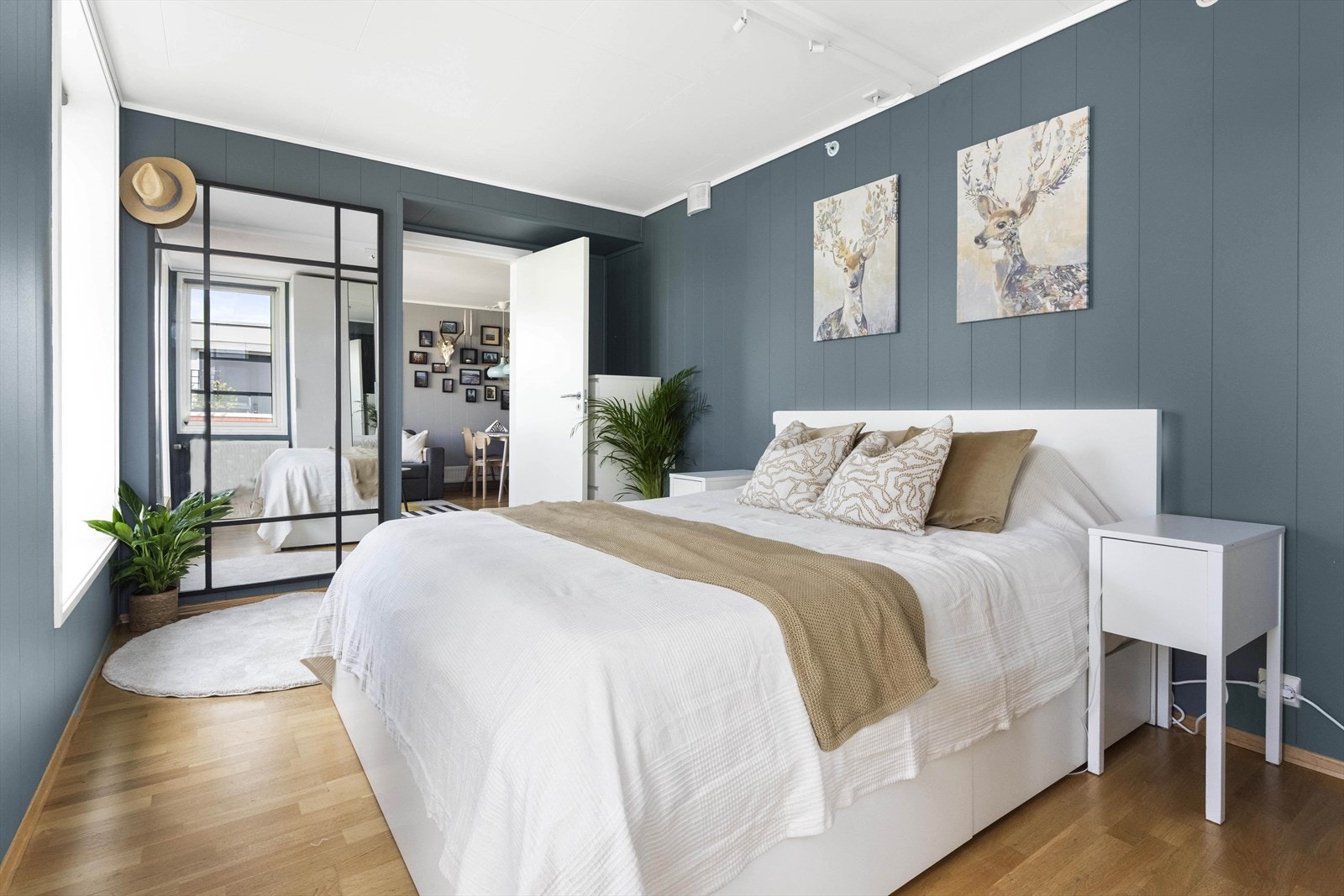 Rommet er malt i en behagelig blåfarge, perfekt for en god natts søvn! Galleribilde