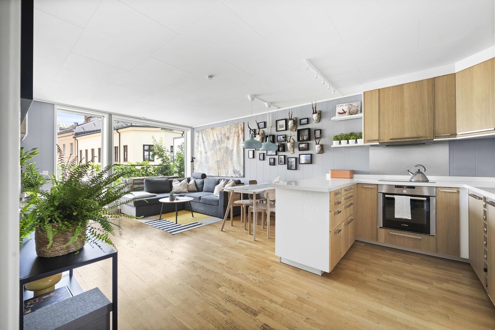 Stuen og kjøkkenet ligger i en åpen og sosial løsning, noe som skaper et hyggelig oppholdsrom Galleribilde