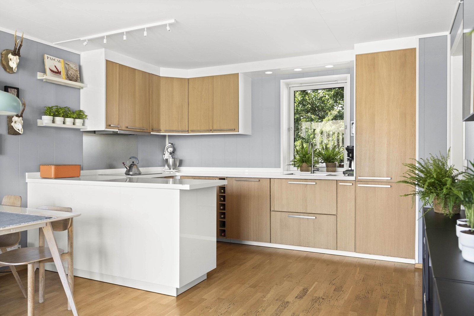 Kjøkkenet har en funksjonell og praktisk utforming hvor det er godt med skap- og benkeplass Galleribilde