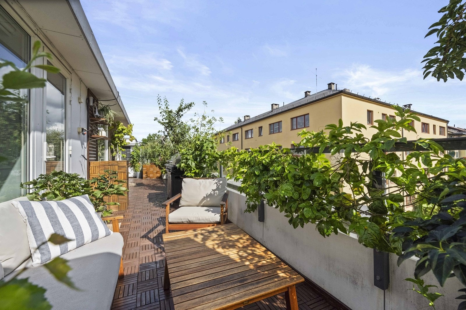 Det er utgang til en herlig balkong fra stuen og soverommet på hele 35 m²! Galleribilde