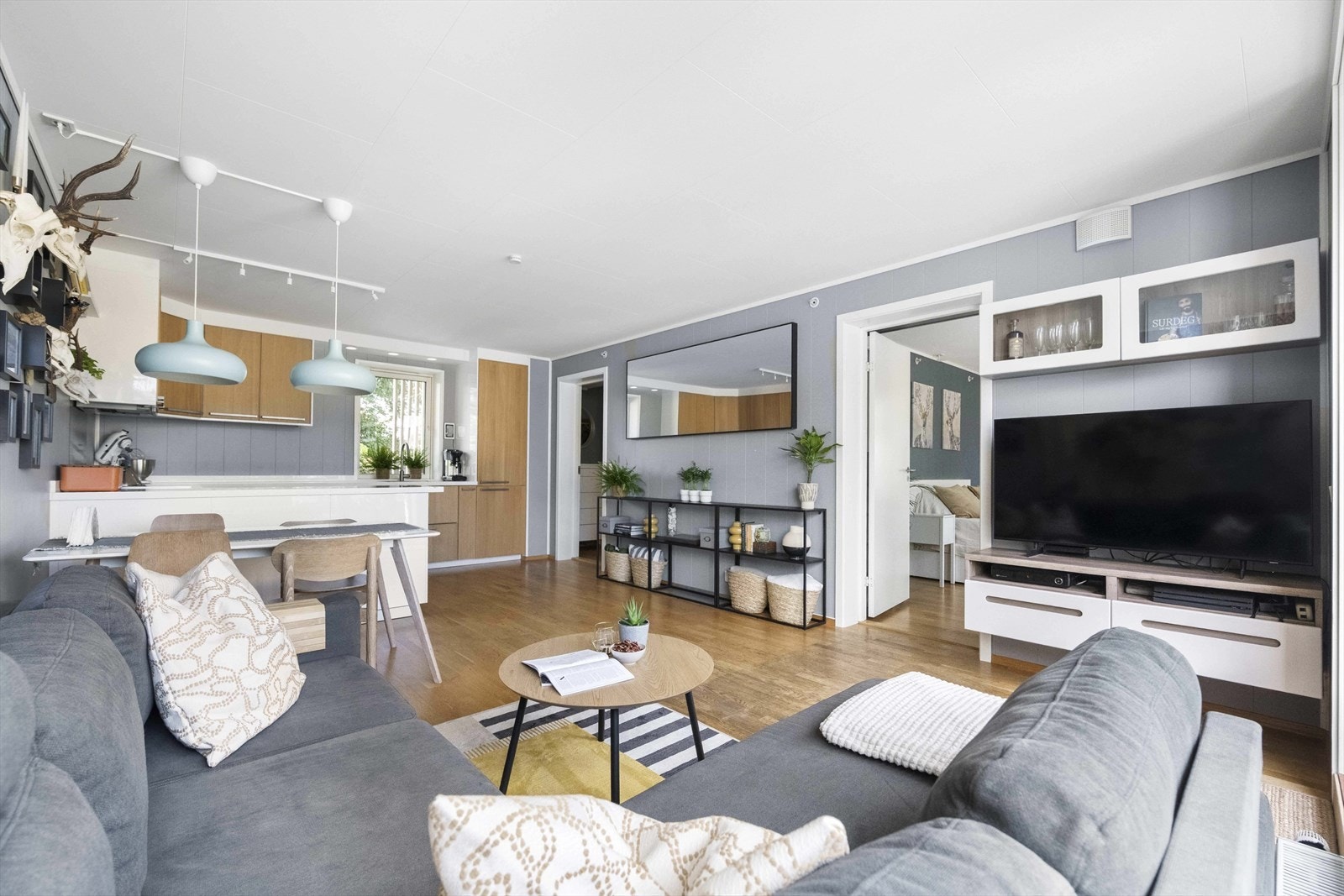 Hele leiligheten er malt i en innbydende og harmonisk fargepalett Galleribilde