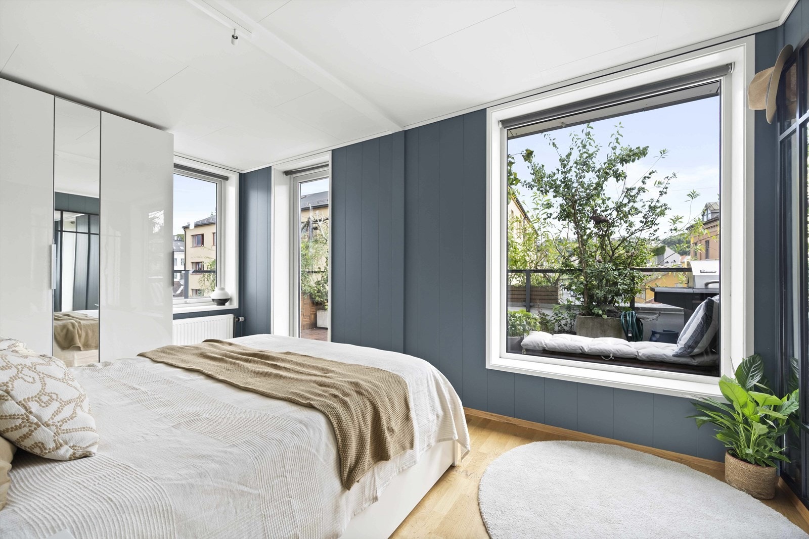 Med utgang til balkongen bidrar til å forlenge romfølelsen og sørger for rikelig med frisk luft Galleribilde