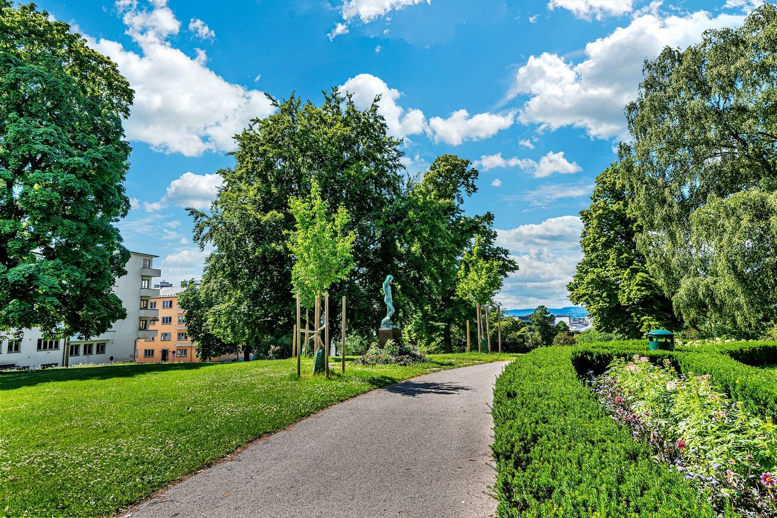 Det er flere fine parker i som Vålerenga Parken, Kampen park, Svardalsskogen og Middelalderparken Galleribilde