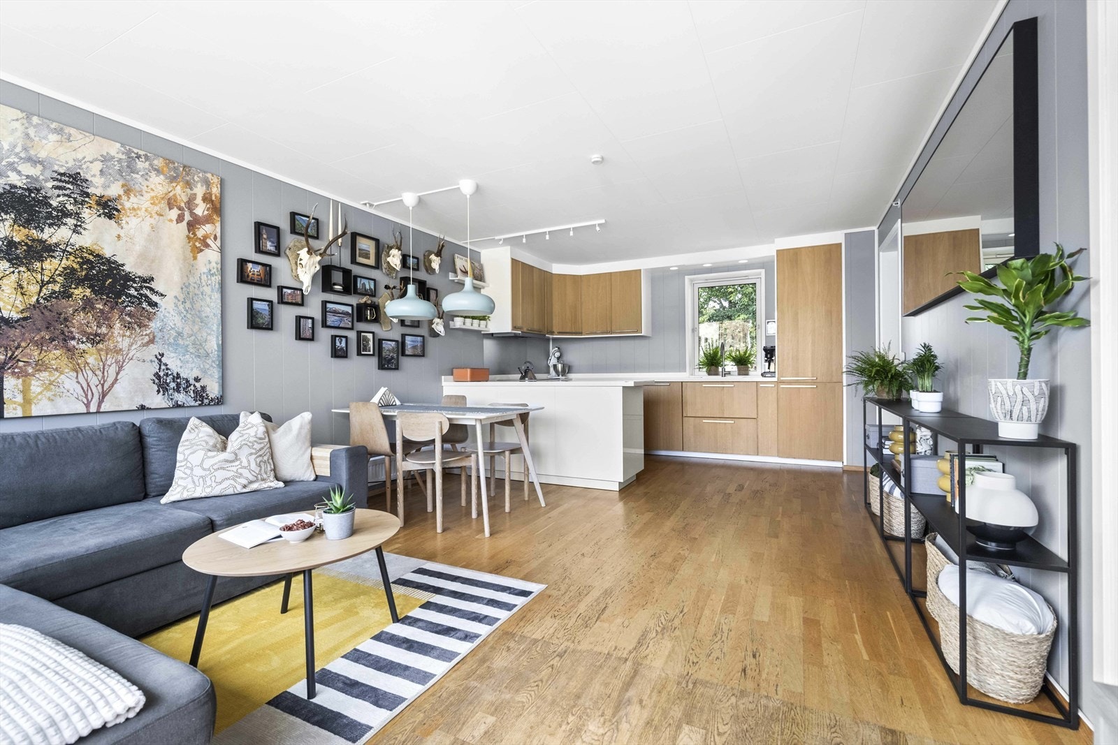 Leiligheten har hjørnebeliggenhet med store vinduer og naturlig lysinnslipp fra flere sider Galleribilde