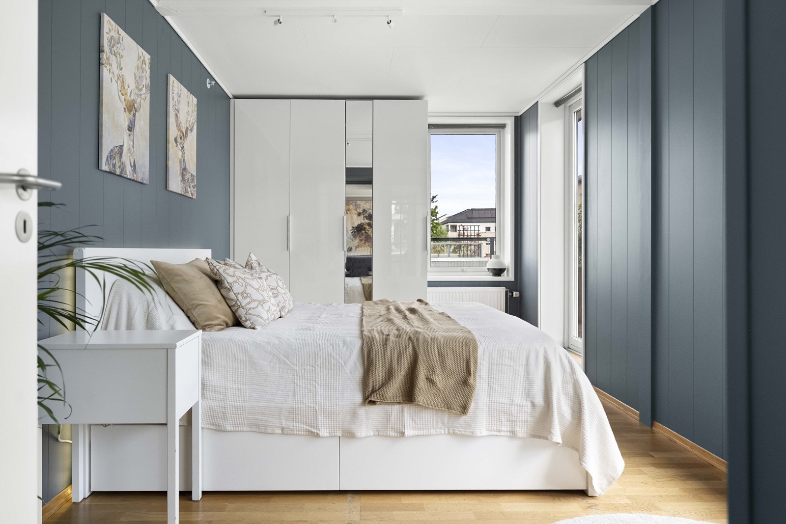 Stort hovedsoverom med god plass til dobbeltseng og garderobeskap Galleribilde