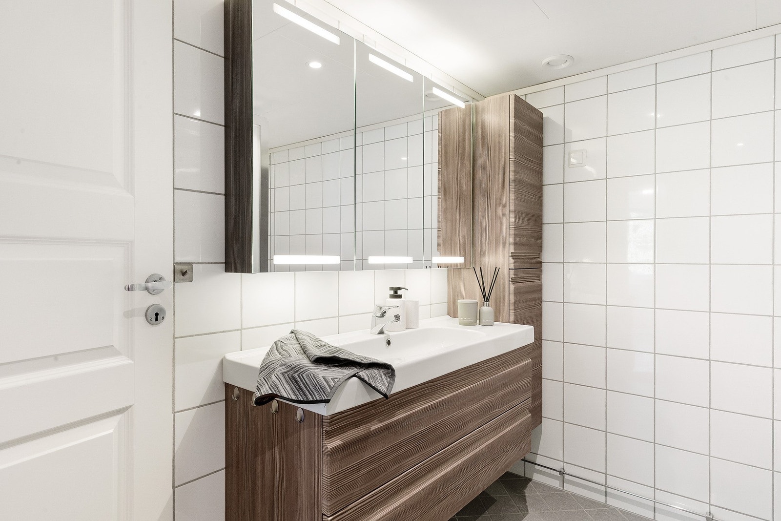 Baderommet er flislagt og fremstår pent og praktisk. Rommet ble oppgradert av tidligere eier i 2017. Galleribilde