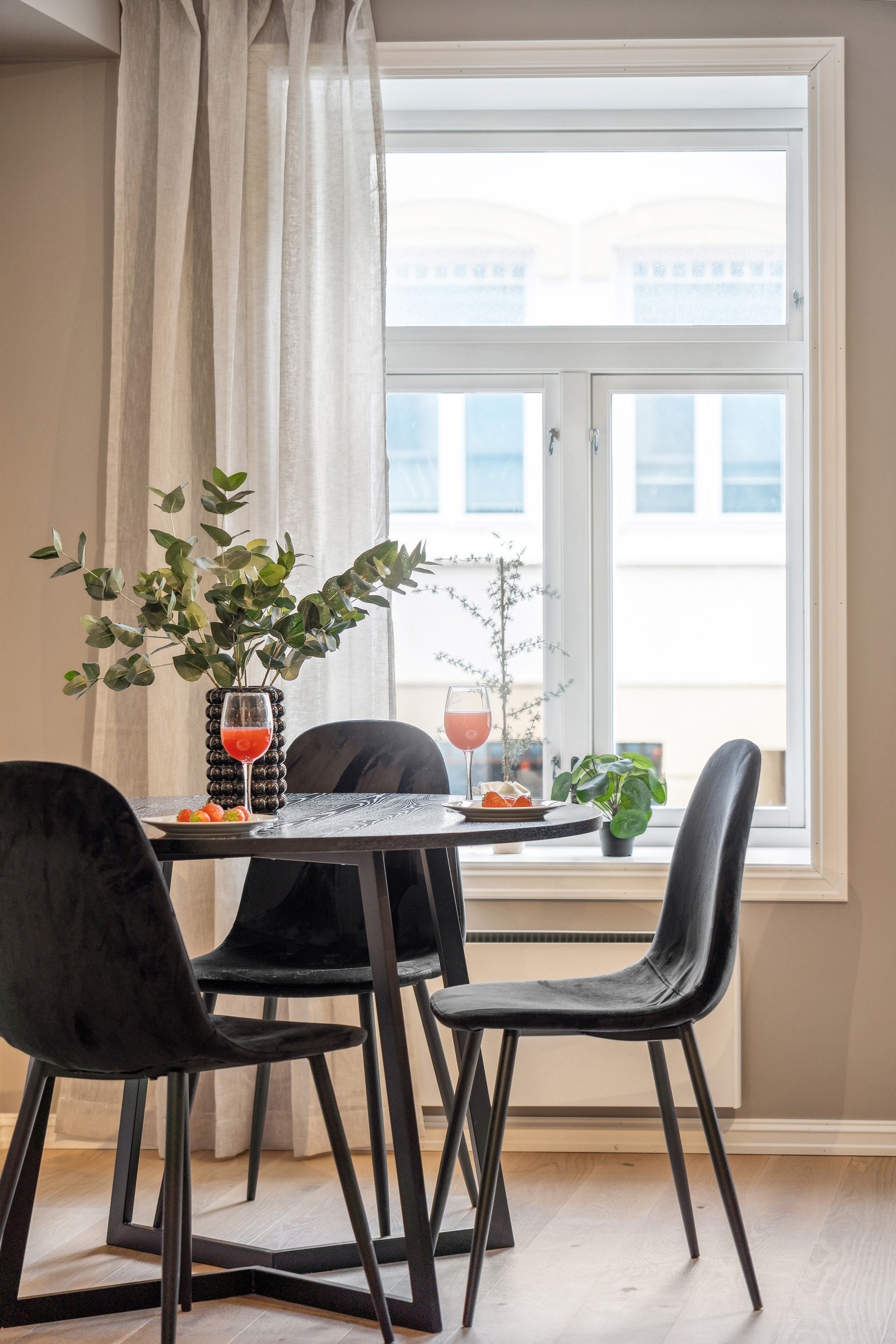Spisestue med vindusflater og lysinnslipp. Galleribilde
