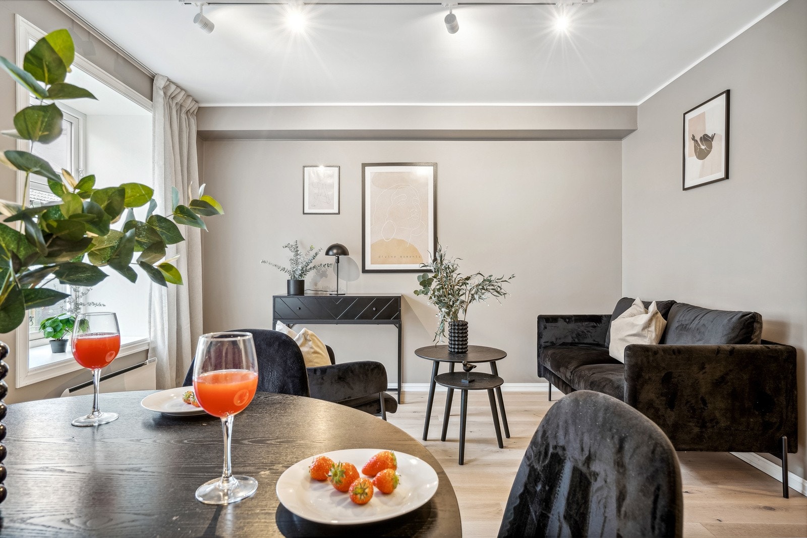 Stilren stue med god plass til sofagruppe og spisestue. Galleribilde