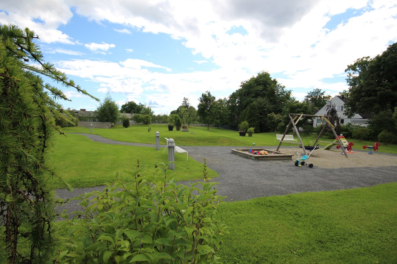 Grønn og idyllisk fellesareal. Galleribilde