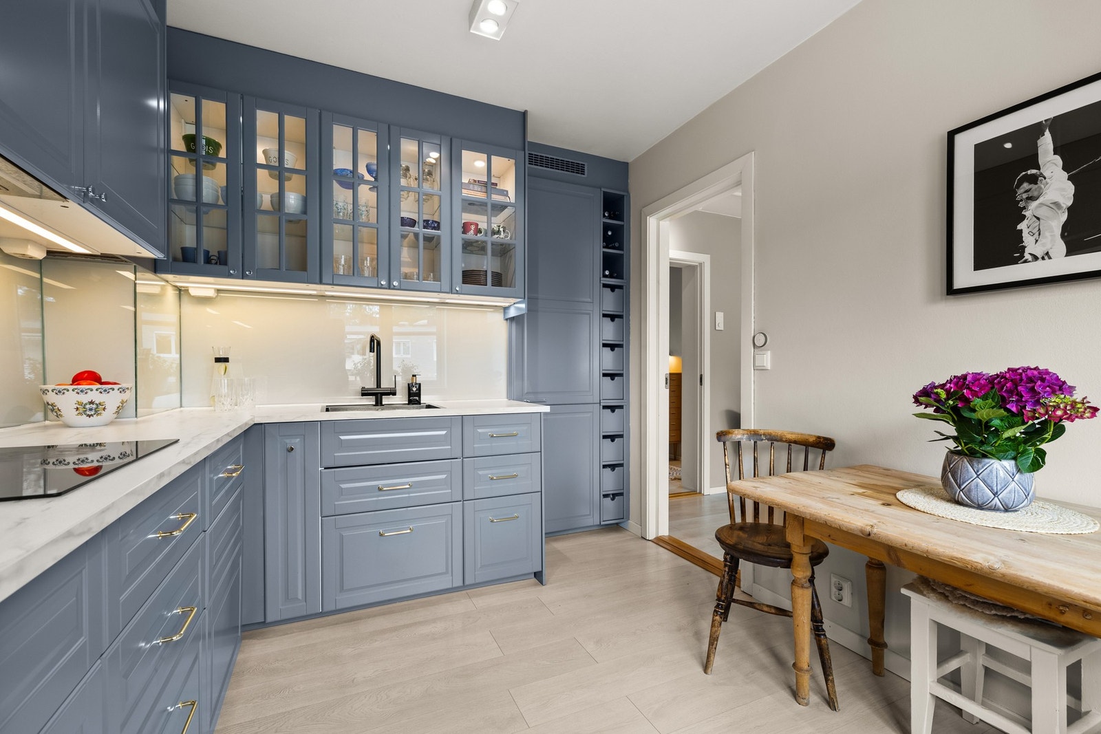 Flott IKEA kjøkkeninnredning fra 2019, med profilerte fronter. Galleribilde