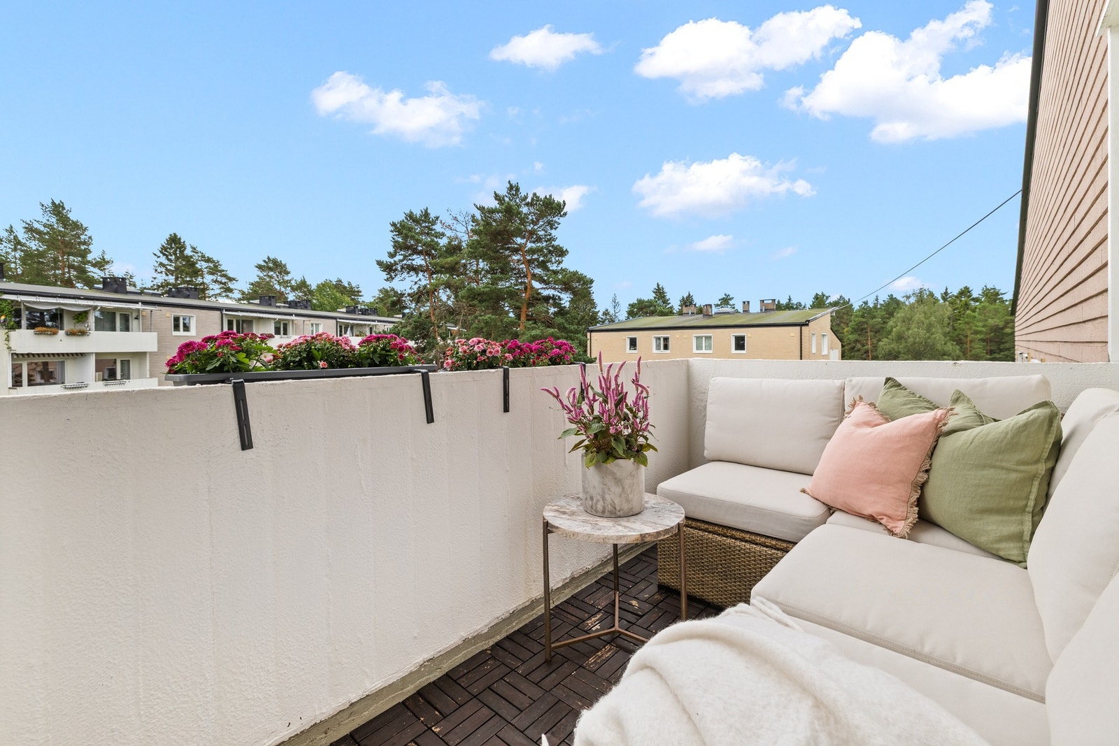 Stue med utgang til trivelig balkong. Galleribilde