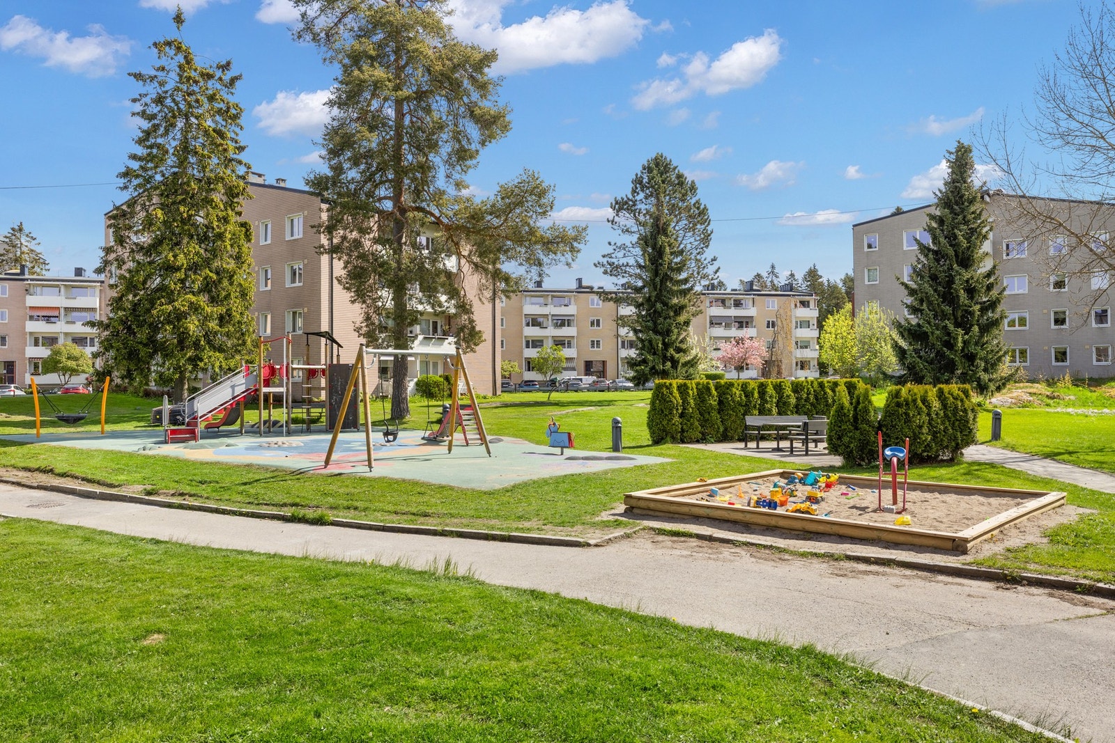 Leiligheten ligger flott til i grønne og fine omgivelser. Galleribilde