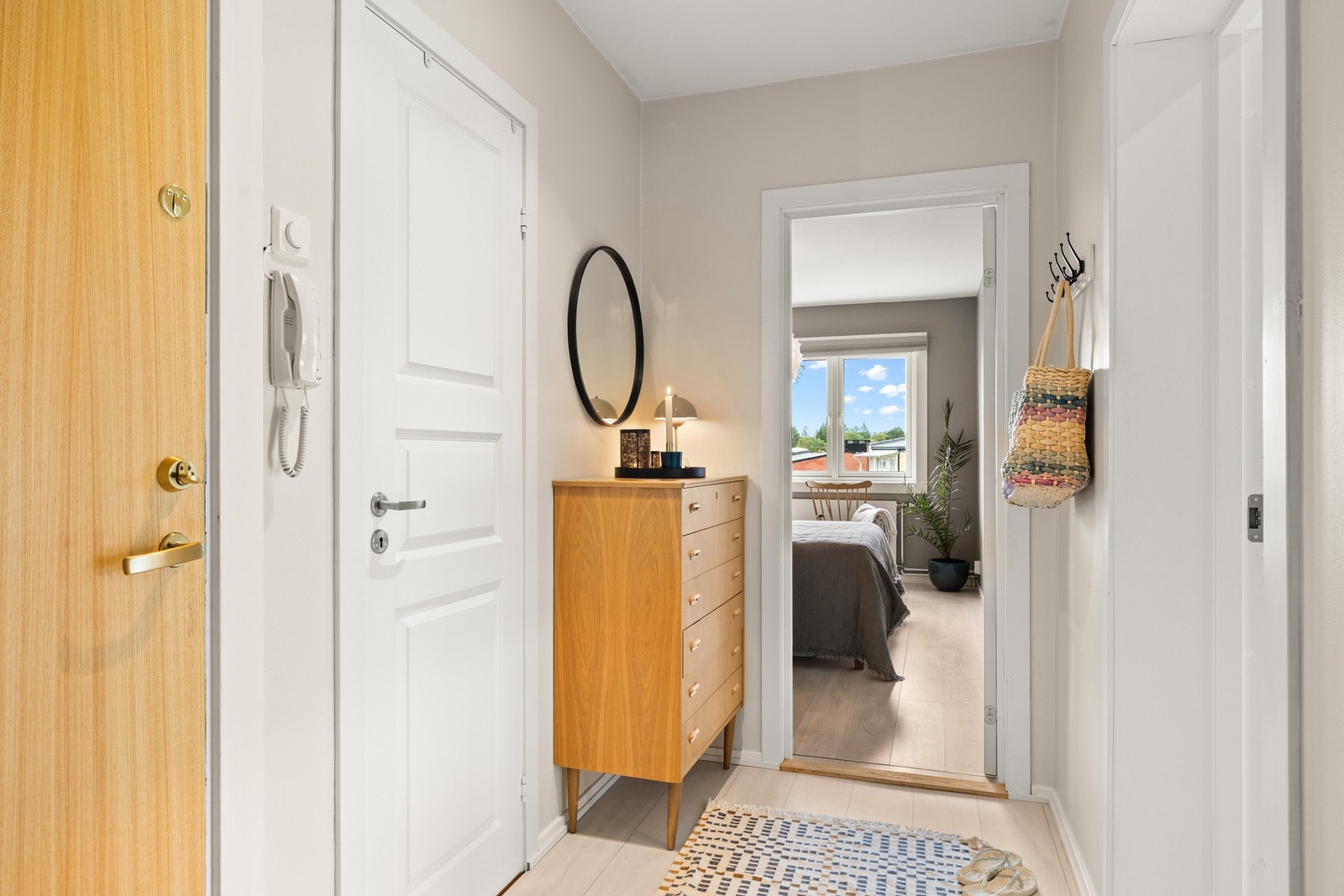 Innbydende entré som gir et godt førsteinntrykk av boligen. Galleribilde