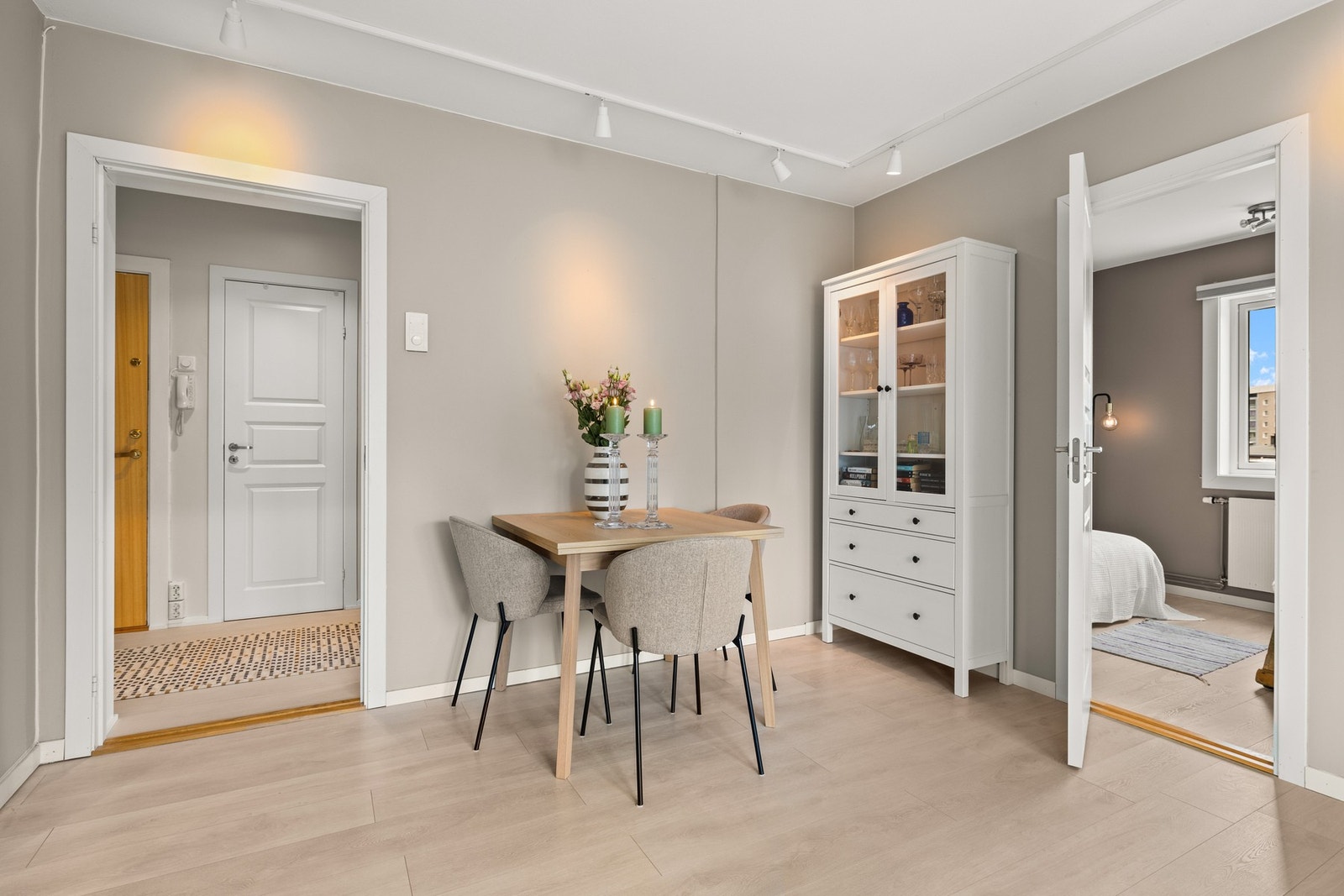 Leiligheten er malt i tidsriktig og behagelig fargevalg, og boligen oppleves som meget innbydende. Galleribilde