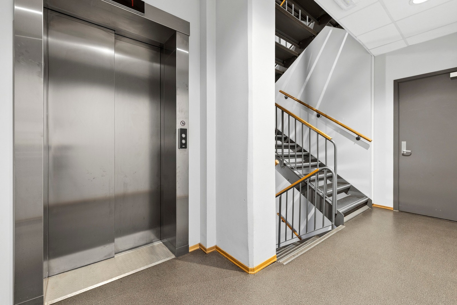 Heis og trappeoppgang i Galleribilde