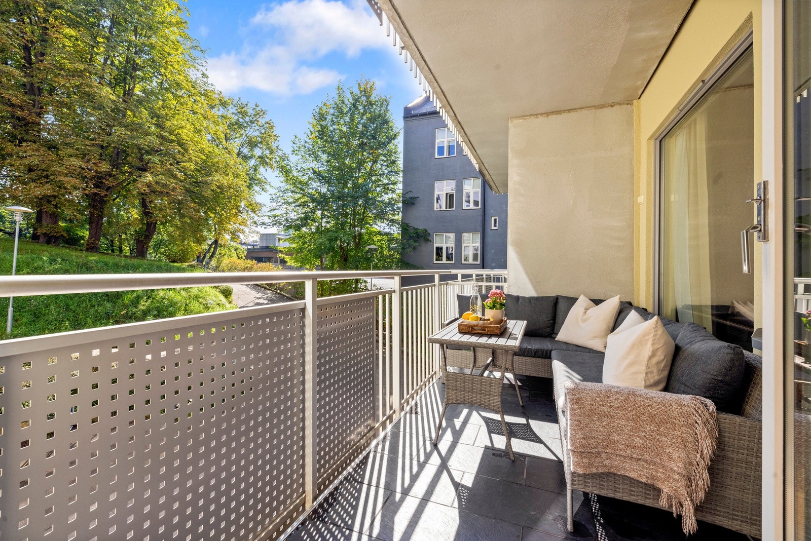 Romslig balkong med utsikt mot Edens Hage Galleribilde