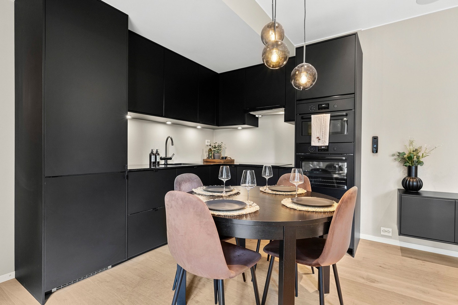 Det er montert downlights under overskap for god arbeidsbelysning. Ventilasjon skjer via kjøkkenventilator med avtrekk ført til kanal. Galleribilde