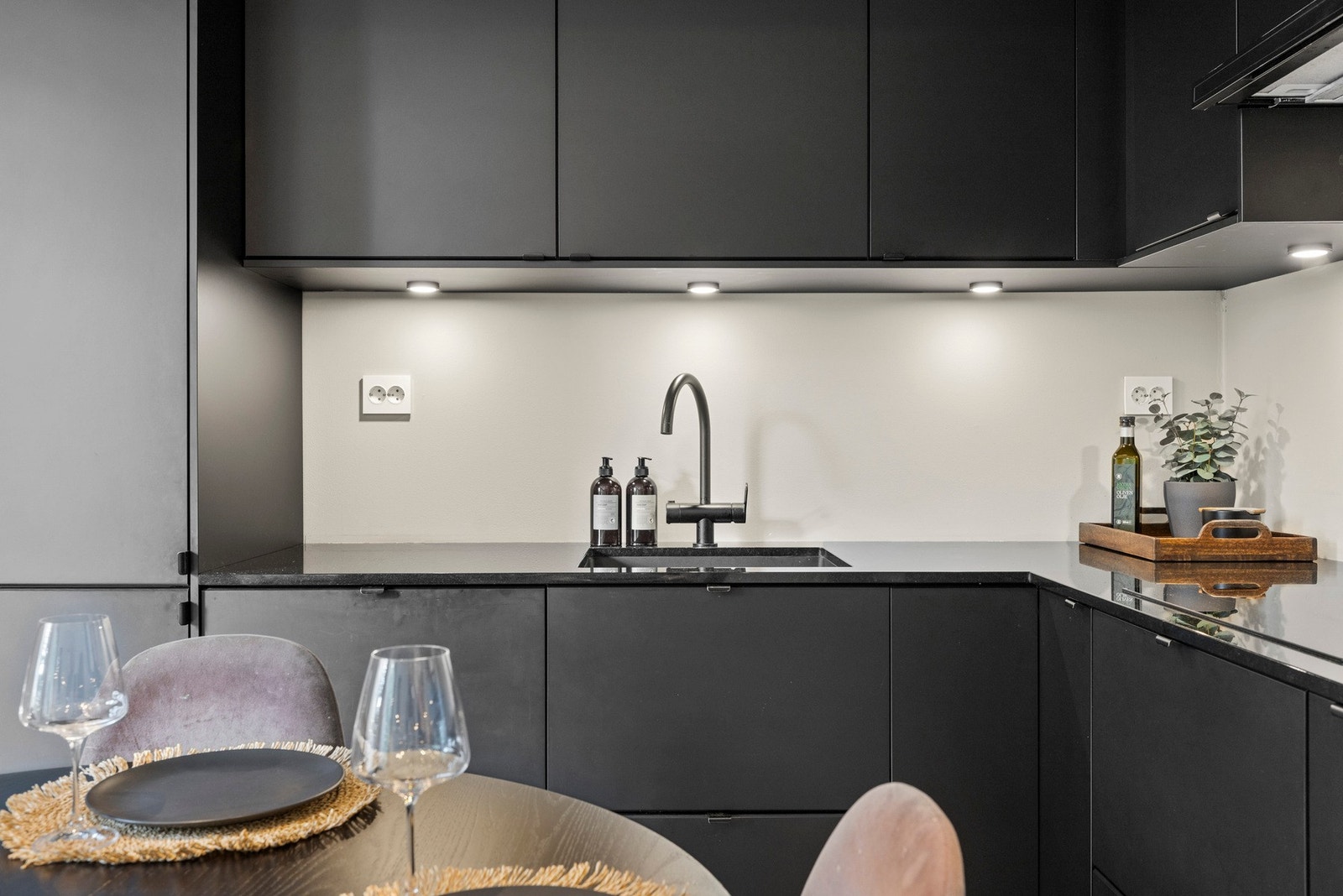 Kjøkkenet er levert fra IKEA, benkeplate i stein og underlimt kum i kompositt. Hvitearer inkluderer induksjonstopp, stekeovn, mikrobølgovn, oppvaskmaskin, kjøl-/fryseskap. Galleribilde