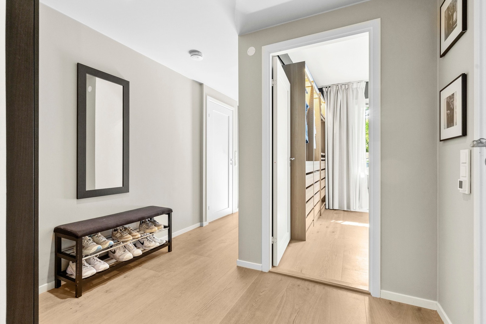 Romslig gang med naturlig oppbevarings Galleribilde