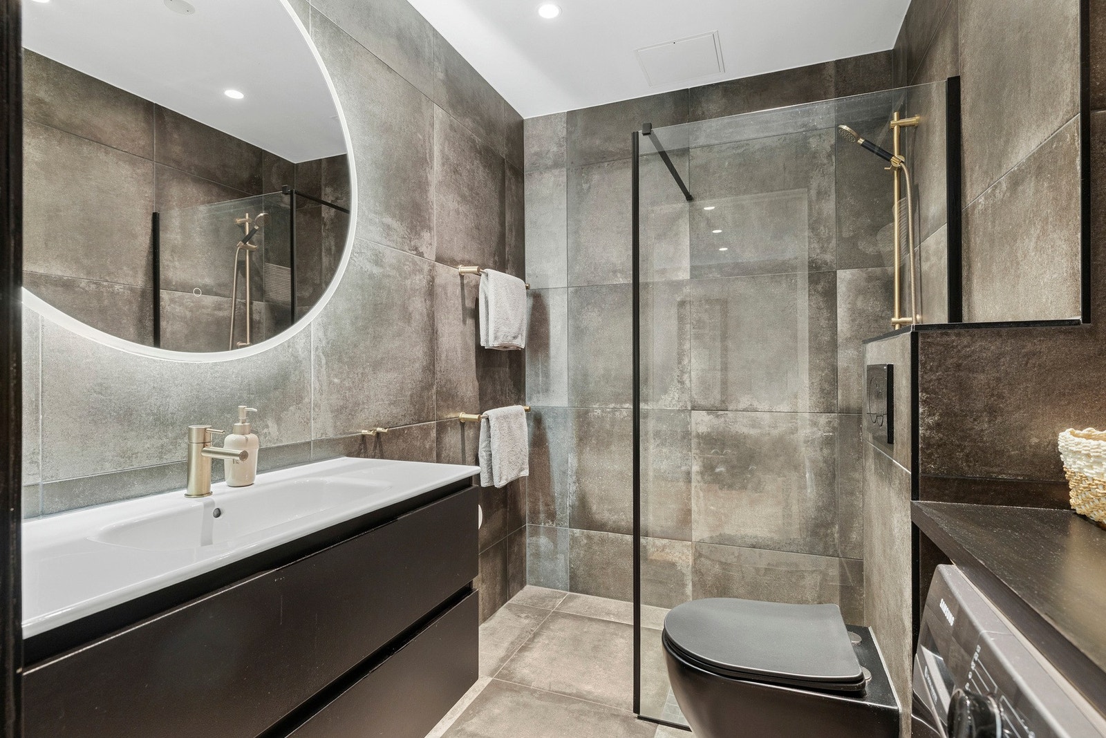 Moderne bad innerdet med mørke detaljer. Galleribilde