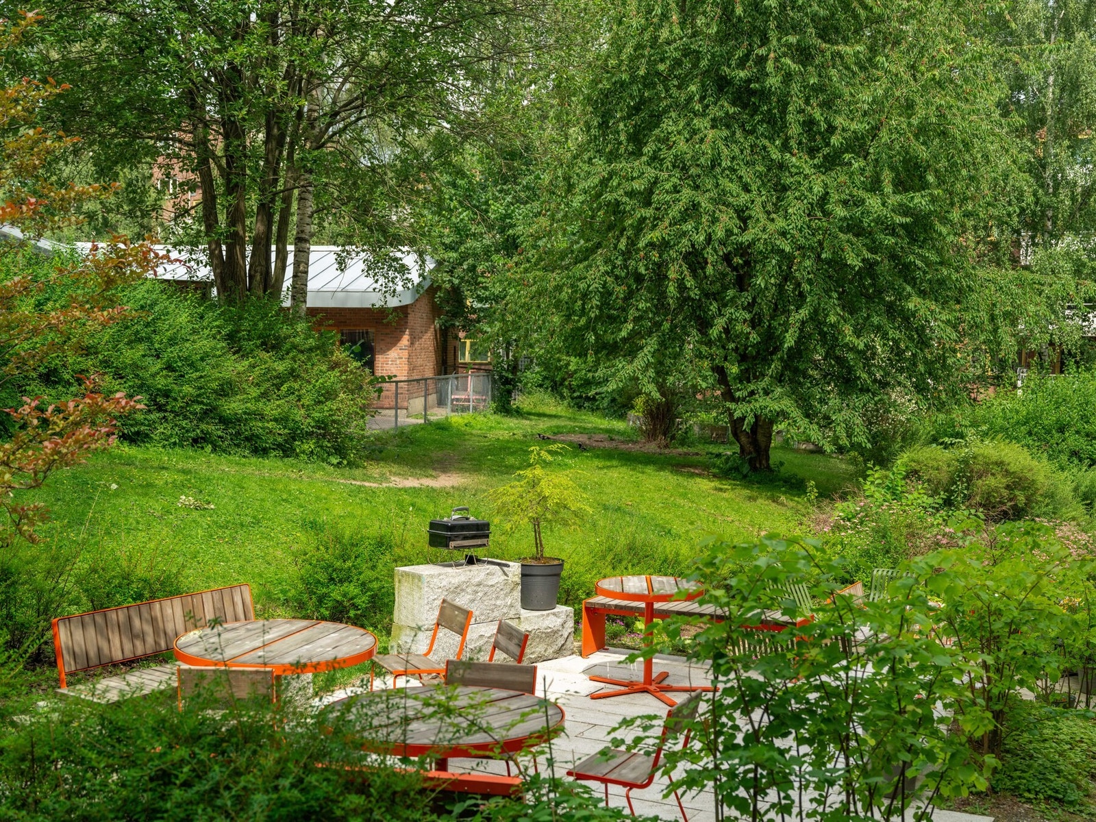 Borettslaget byr også på hyggelige sittegrupper i grønne og friske omgivelser. Galleribilde