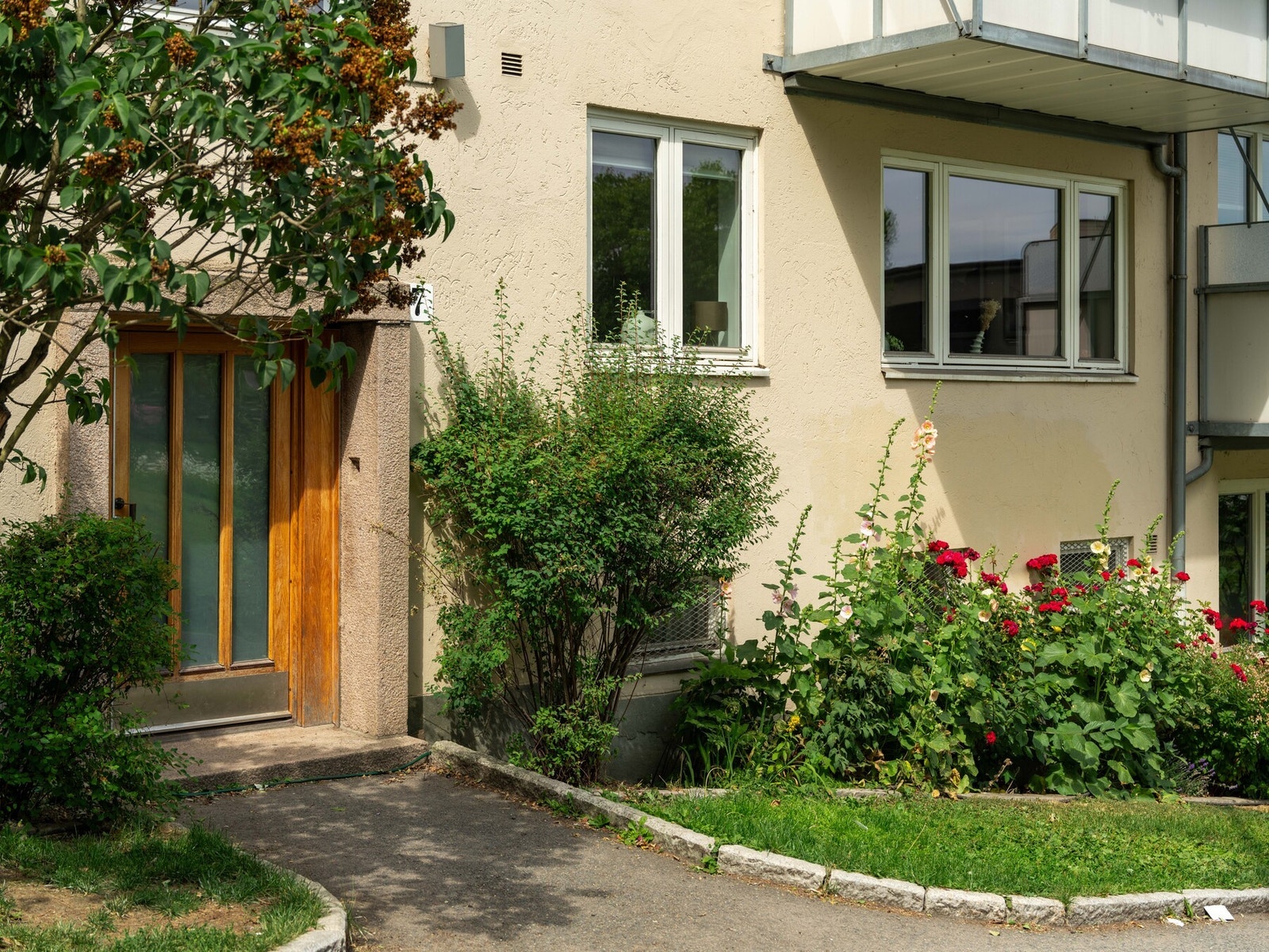 Et hyggelig inngangsparti som gjenspeiler resten av borettslaget. Galleribilde