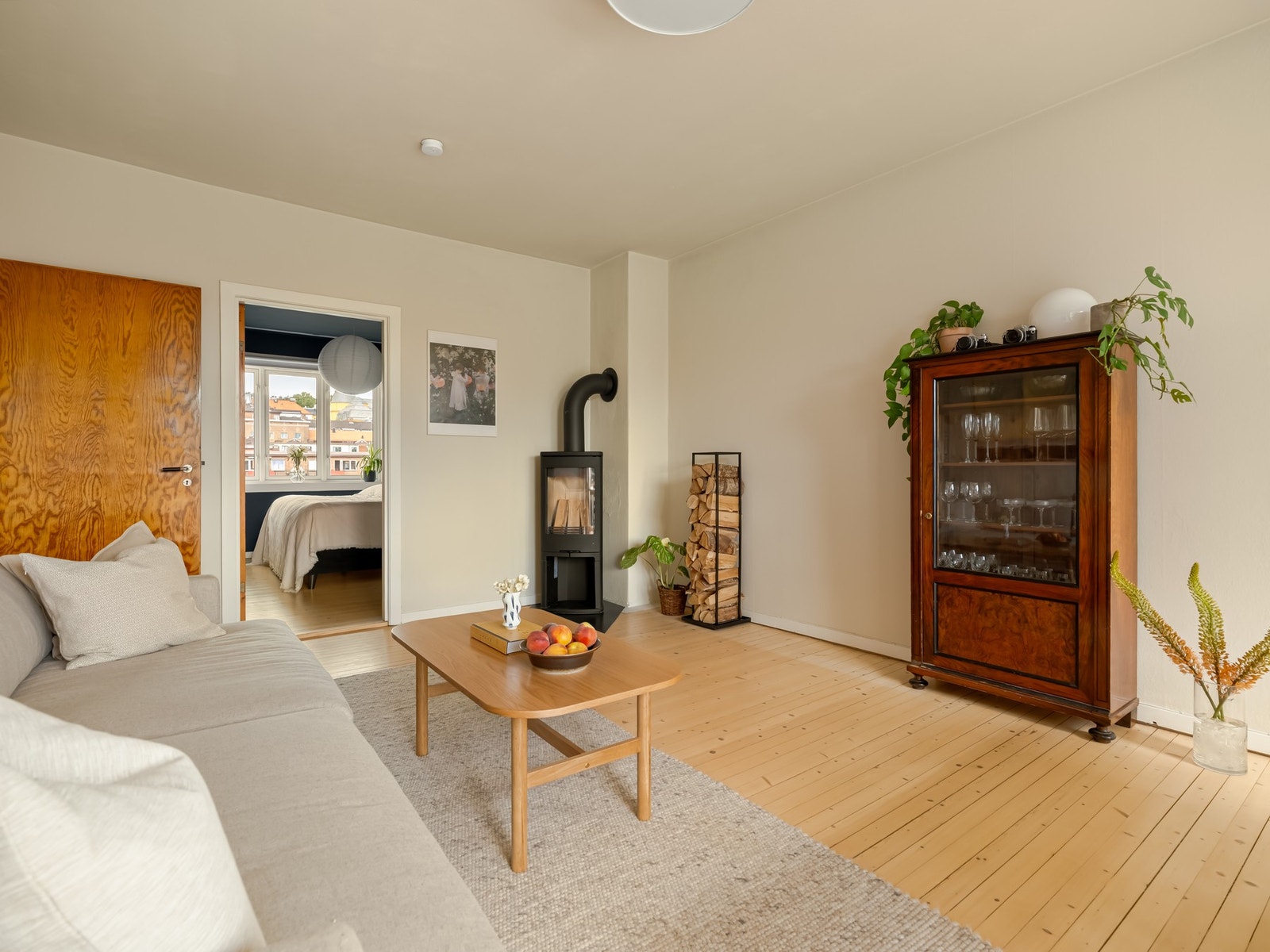 Rommet er av god størrelse, målt til 22 kvm, så her er det rikelig med plass til å møblere etter eget ønske. Galleribilde