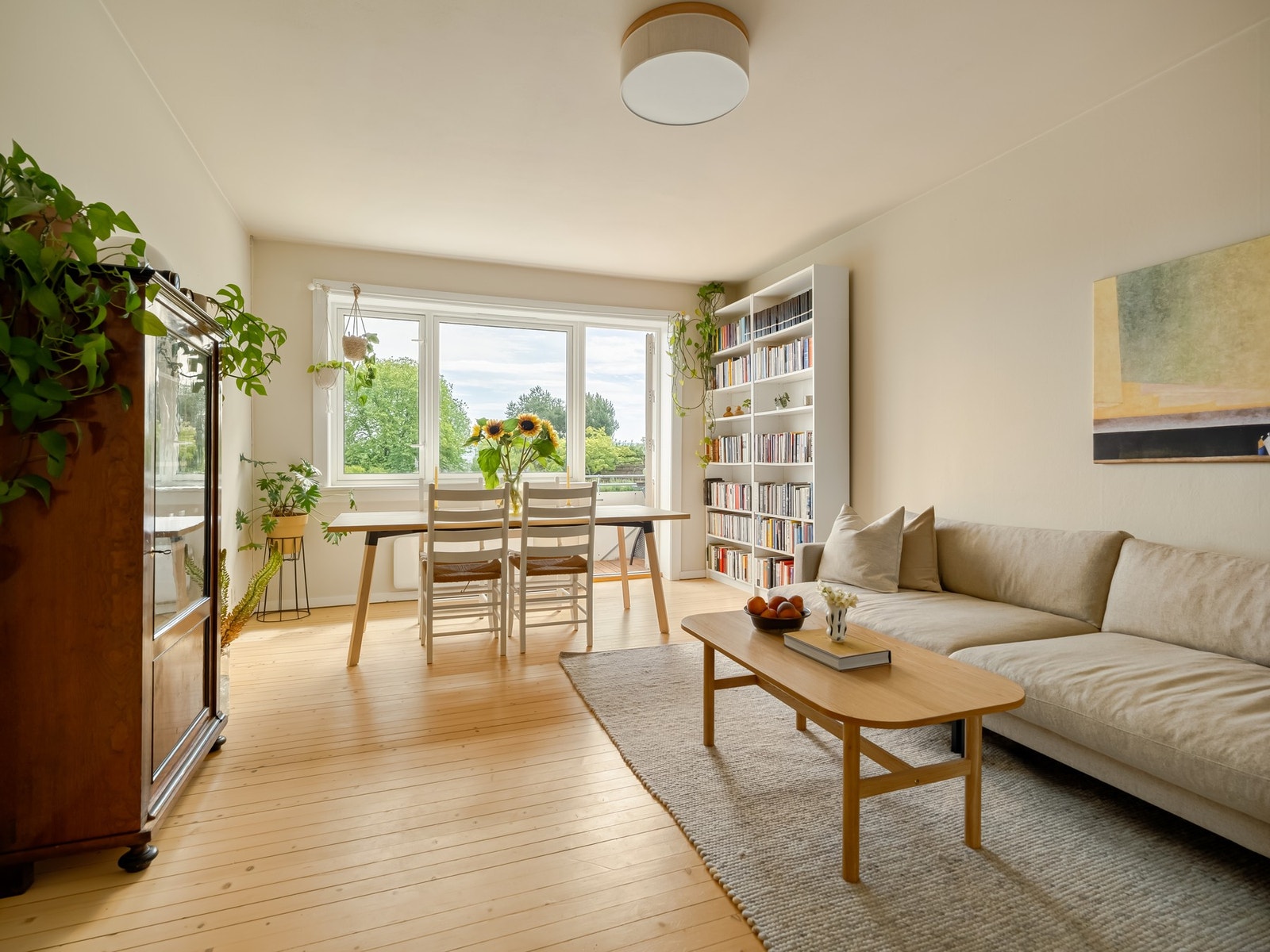 Dette er en gjennomgående og fin 3-roms leilighet, helt uten gjenboere og med nydelige lys- og solforhold! Galleribilde