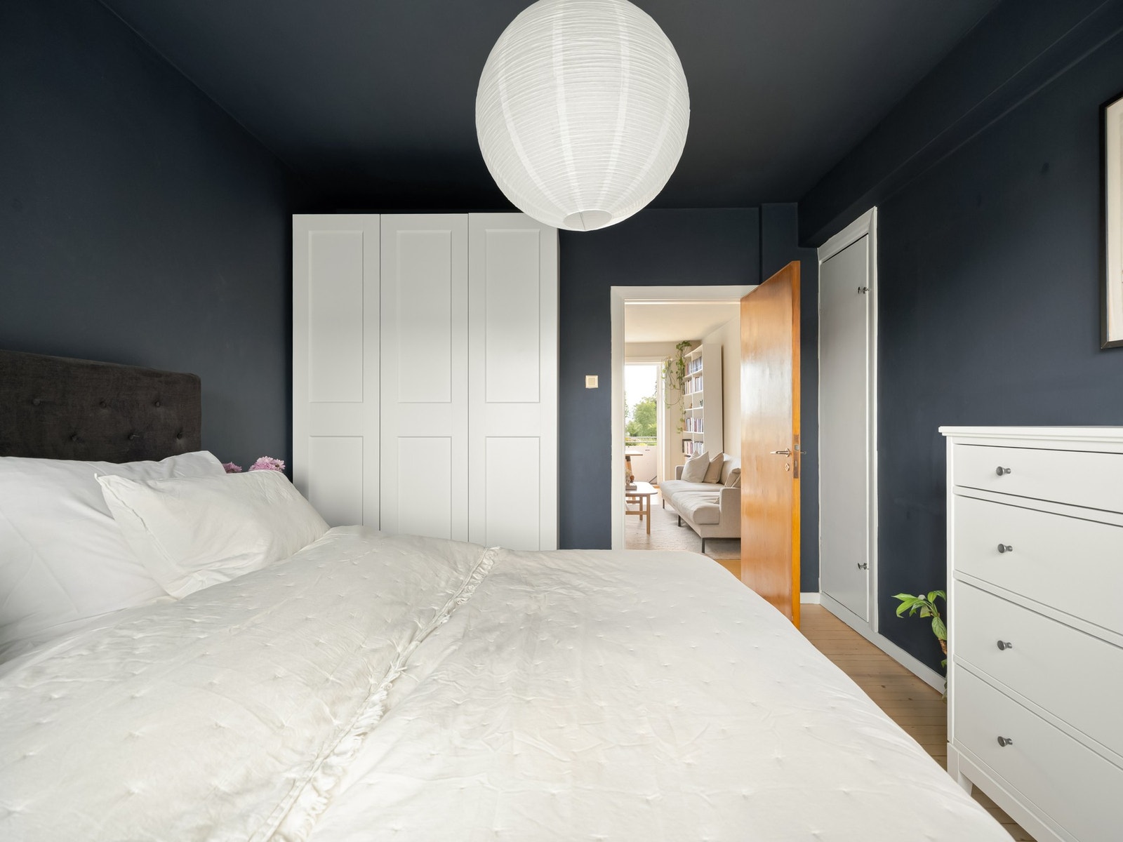 Garderobeskapet følger med i salget. Galleribilde