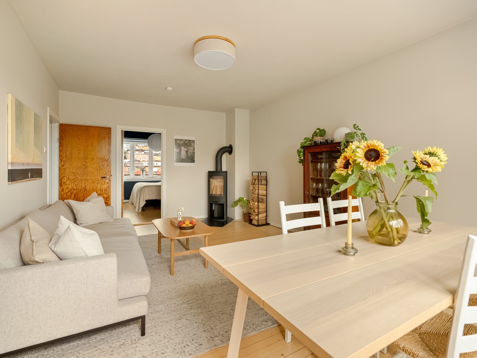 Fra stuen finner vi det største av totalt to soverom. Vi tar en nærmere titt. Galleribilde